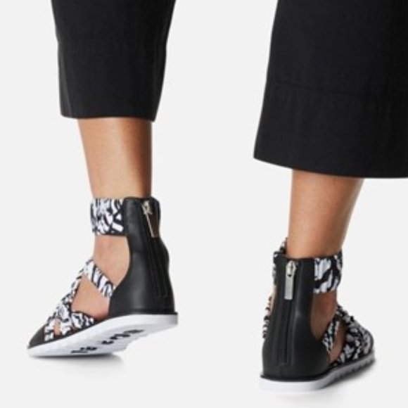 Sorel Ella II Ankle Strap Sandals Leather Flats White & Black Print Size 7 NEW - Picture 1 of 7
